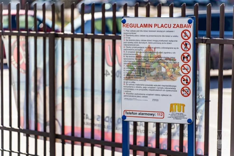 Plac zabaw przy Zespole Szkół nr 4 w Jarocinie już otwarty — zdjęcie 4 z 14