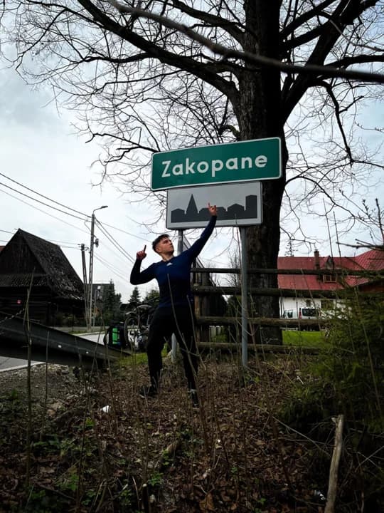 Pierwsza dłuższa trasa to wspomniany Gdańsk - pokonaliśmy ją bez żadnego wsparcia z zewnątrz, czyli bez samochodu asekuracyjnego czy kogoś, kto mógłby nam pomóc w razie awarii. Wszystko mieliśmy ze sobą – zarówno sprzęt, jak i części zapasowe – wszystko zapakowane na rowerach i naszych plecach - opisują. Kolejnym celem okazało się Zakopane.