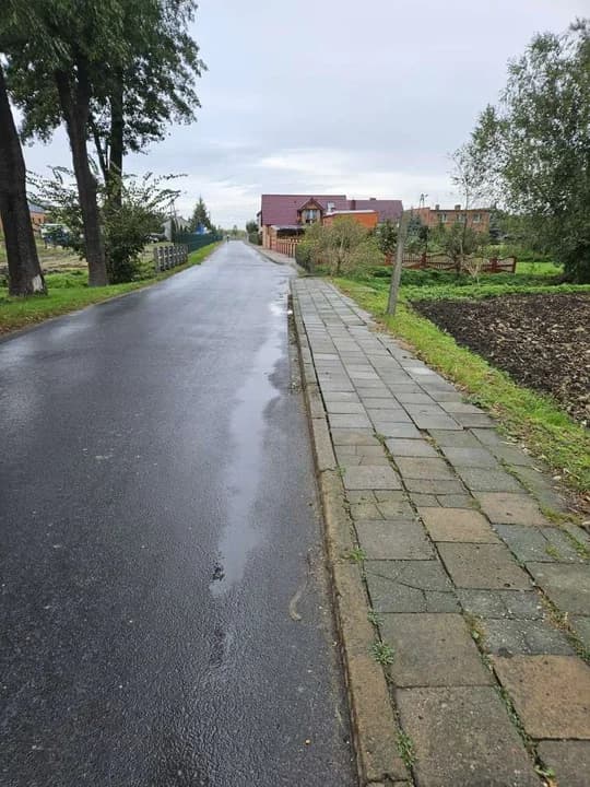 Niebezpieczna sytuacja na ul. Mostowej w Golinie — zdjęcie 2 z 3