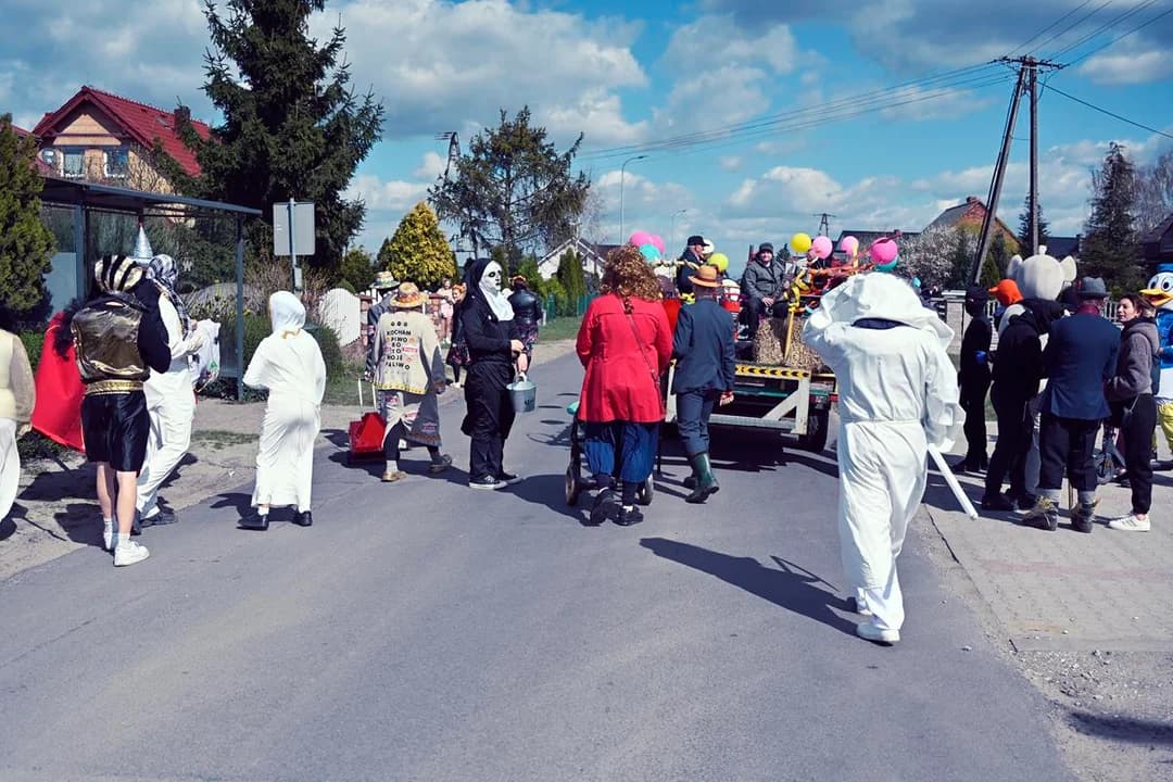 Pochody Niedźwiedzi w Łuszczanowie, Cielczy, Witaszycach i Brzostowie. Przebierańcy tłumnie wyszli na ulice miejscowości naszego terenu