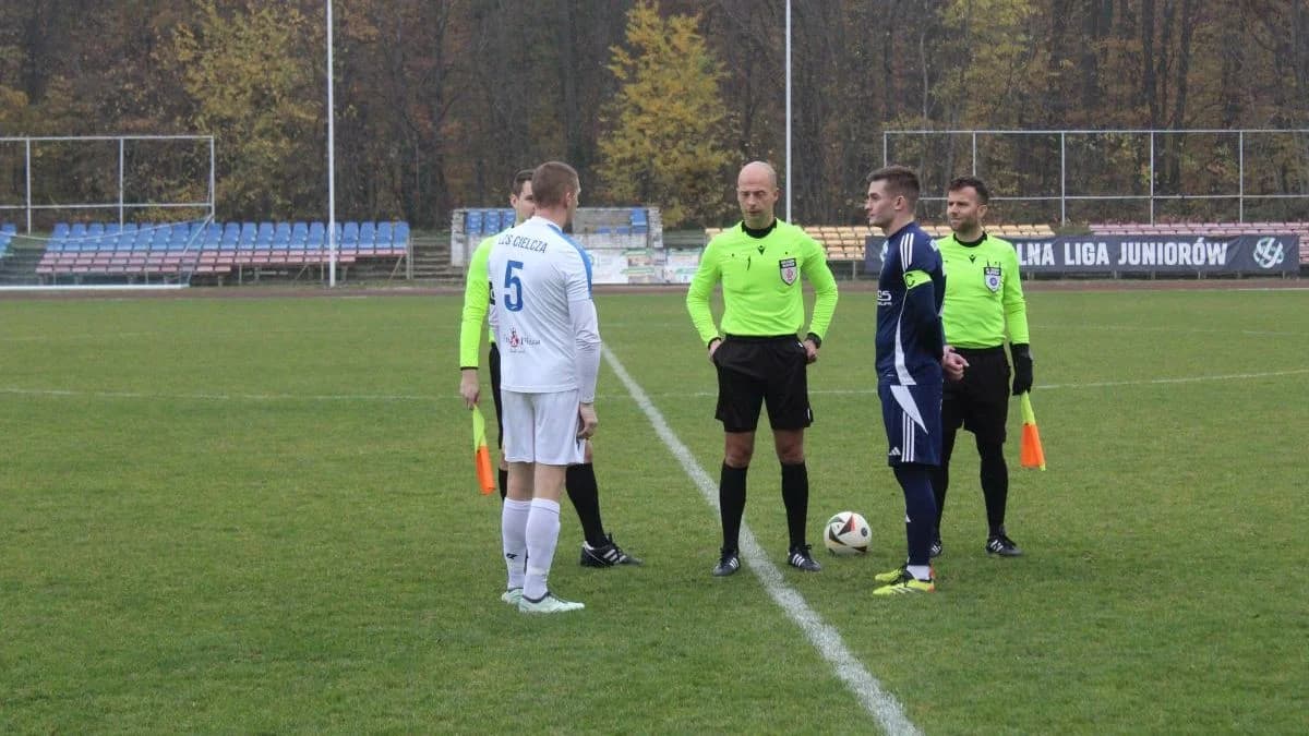 Zacięte derby powiatu jarocińskiego przy niemal pełnych trybunach [ZDJĘCIA] — zdjęcie 3 z 55