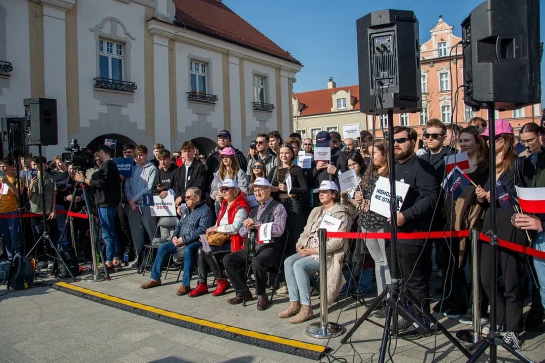 Sławomir Mentzen w Jarocinie. Kandydat na prezydenta RP spotkał się z mieszkańcami [ZDJĘCIA] — zdjęcie 5 z 90