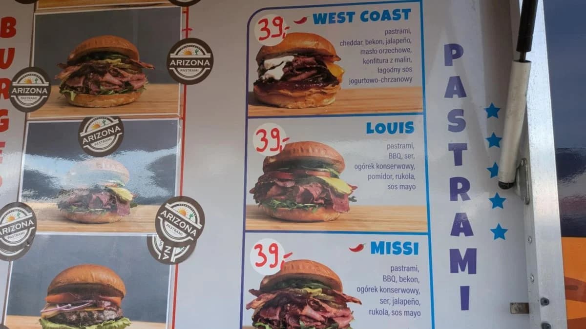 Stoisko z burgerami z pastrami w strefie gastronomicznej na Jarocin Festiwal 2025