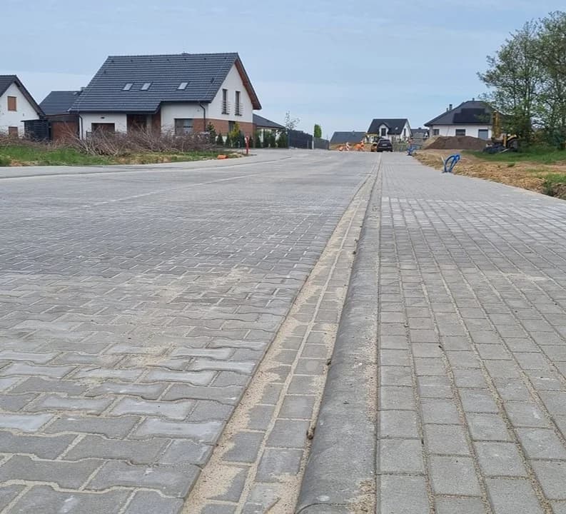 W ramach zadania zostały wybudowane ulice na nowym osiedlu w Żerkowie - wraz z chodnikami i oświetleniem. Na realizację tej inwestycji gmina pozyskała środki w wysokości 4.465.000 zł z Rządowego Funduszu Polski Ład: Program Inwestycji Strategicznych, natomiast całkowita wartość zadania wyniosła 6.999.623 zł.