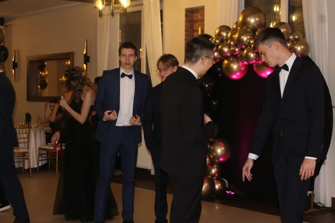 Studniówka w Zespole Szkół Społecznych w Jarocinie. Razem z połowinkami [ZDJĘCIA] — zdjęcie 2 z 47