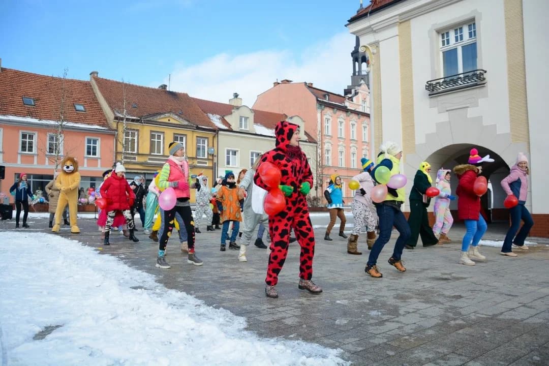 Mimo mrozu na rynku w Jarocinie zrobiło się dzisiaj gorąco. Ludzie wyszli z domów, aby swoją radością i energią pomóc Julce [ZDJECIA] — zdjęcie 6 z 54