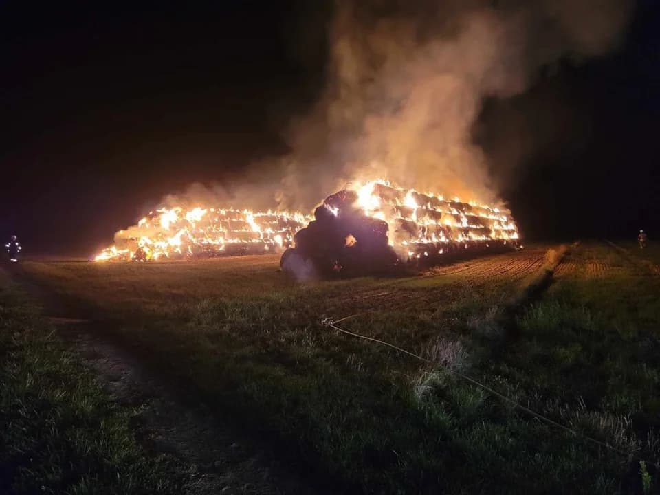 Przez 13 godzin trwało gaszenie pożaru stogów w Żernikach [ZDJĘCIA] — zdjęcie 2 z 4