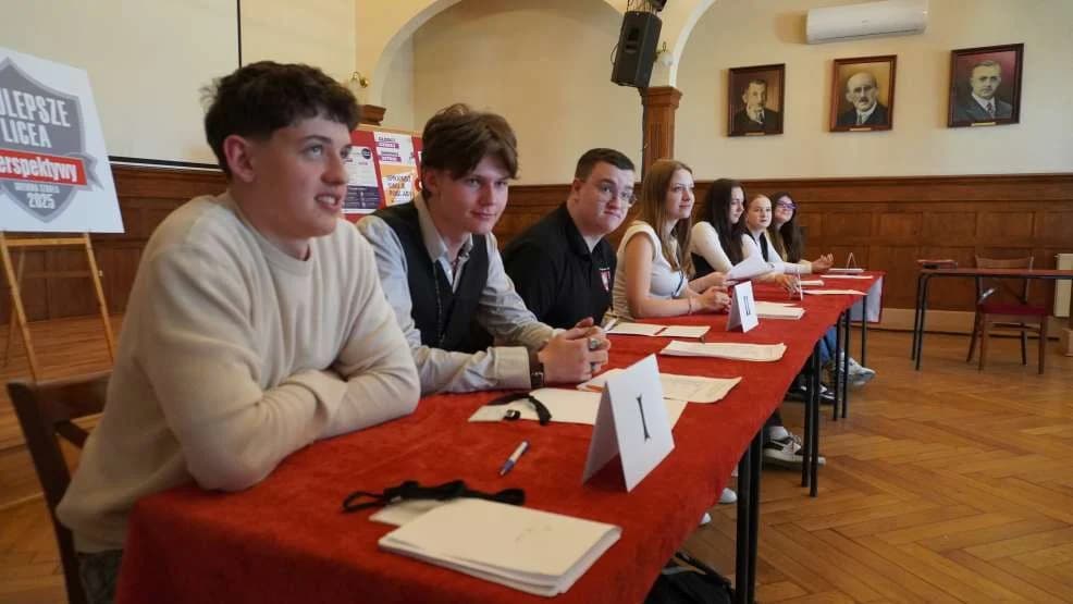 W jarocińskim liceum odbyły się prawybory prezydenckie. Głosowali wszyscy uczniowie, niezależnie od wieku [ZDJĘCIA, WIDEO, WYNIKI]
