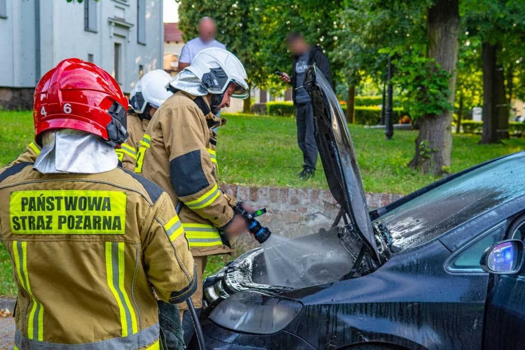 Pożar volkswagena. W aucie była kobieta z dziećmi — zdjęcie 6 z 11