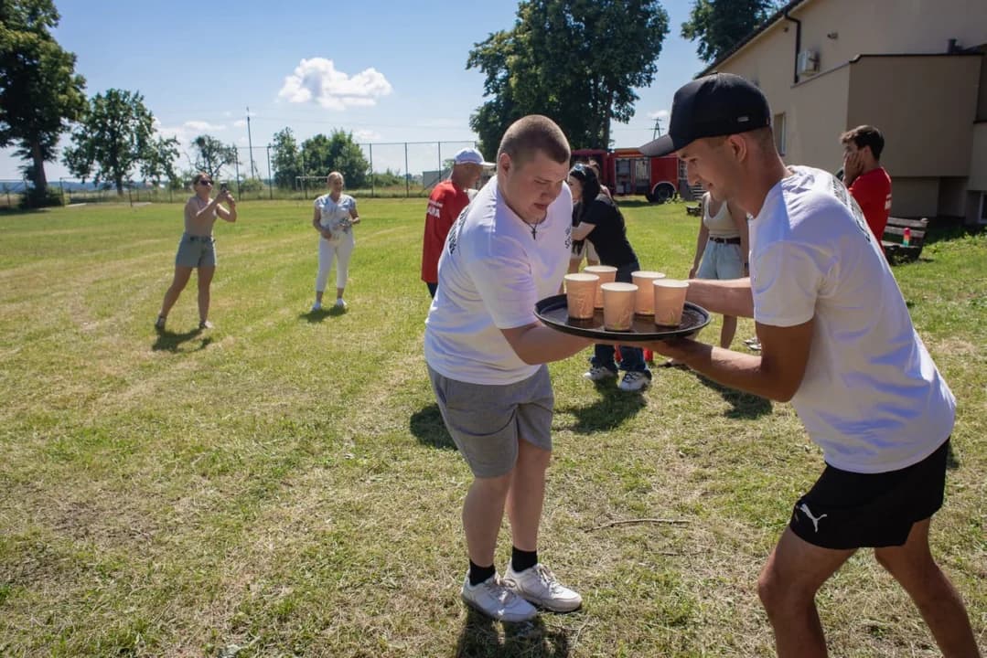 Turlali baloty i ścigali się w upale. Za nami turniej sołectw pełen emocji [ZDJĘCIA] — zdjęcie 6 z 88
