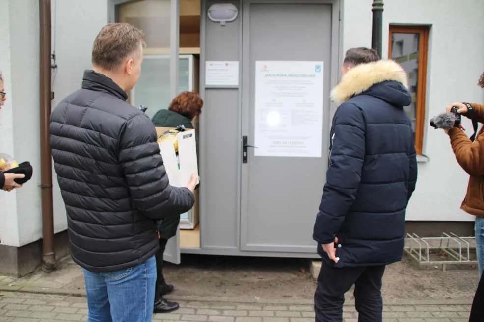 Jarocińska jadłodzielnia, czyli lodówka społeczna została oddana do użytku.Kto i na jakich zasadach może z niej korzystać?