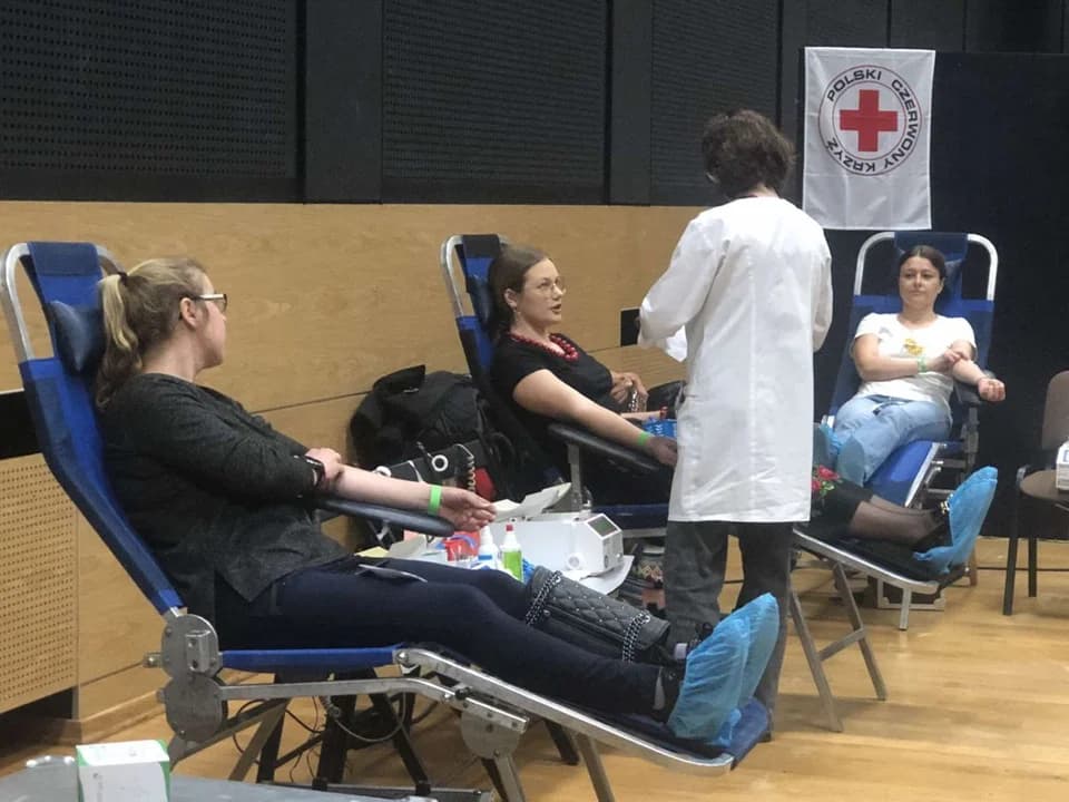 Panie, które przyszły oddać krew, witano na czerwonym dywanie. Jarociński Klub HDK przygotował też dodatkowe atrakcje [ZDJĘCIA] — zdjęcie 6 z 51