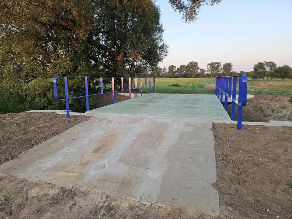 Zakończono remont mostu w Brzostowie. Mieszkańcy: „To ważna przeprawa dla rolników i rowerzystów"