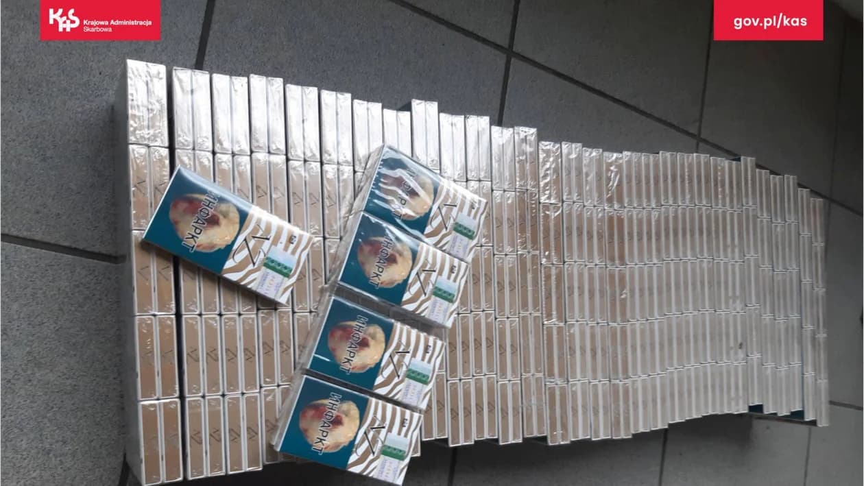 Właściciel sklepu w powiecie jarocińskim nielegalne papierosy ukrywał pod panelami