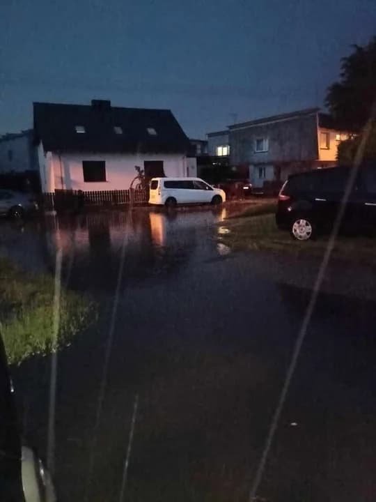 Ulice na os. Ługi w Jarocinie są systematycznie zalewane. Mieszkańcy proszą o pomoc - PWiK odpowiada [ZDJĘCIA] — zdjęcie 2 z 17