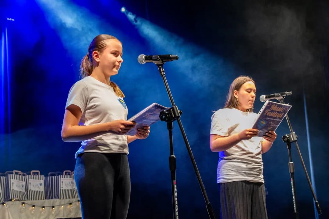 Wielkie emocje w JOK-u. Za nami III Gminny Festiwal Piosenki Angielskiej — zdjęcie 2 z 95