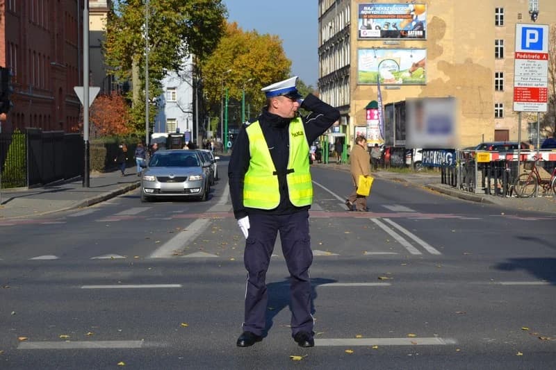 światło zielone - ruch otwarty dla nadjeżdżających z prawej i lewej policjanta