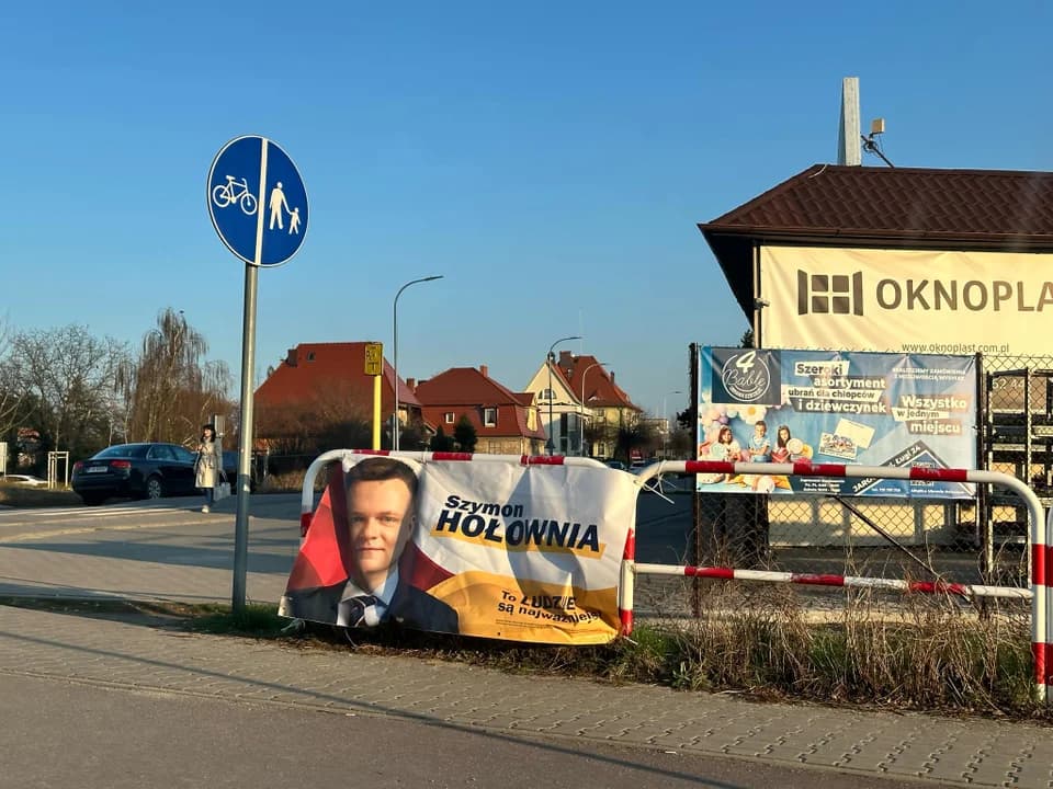 - Na przyulicznych barierkach wiszą nielegalnie w dodatku w pasie drogowym. Samodzielnie nie możemy ich usunąć. Poprosiliśmy prawnika o opinię, czy gmina może naliczyć opłatę za zajęcie pasa drogowego i obciążyć komitety - wyjaśnia sekretarz Robert Kaźmierczak.