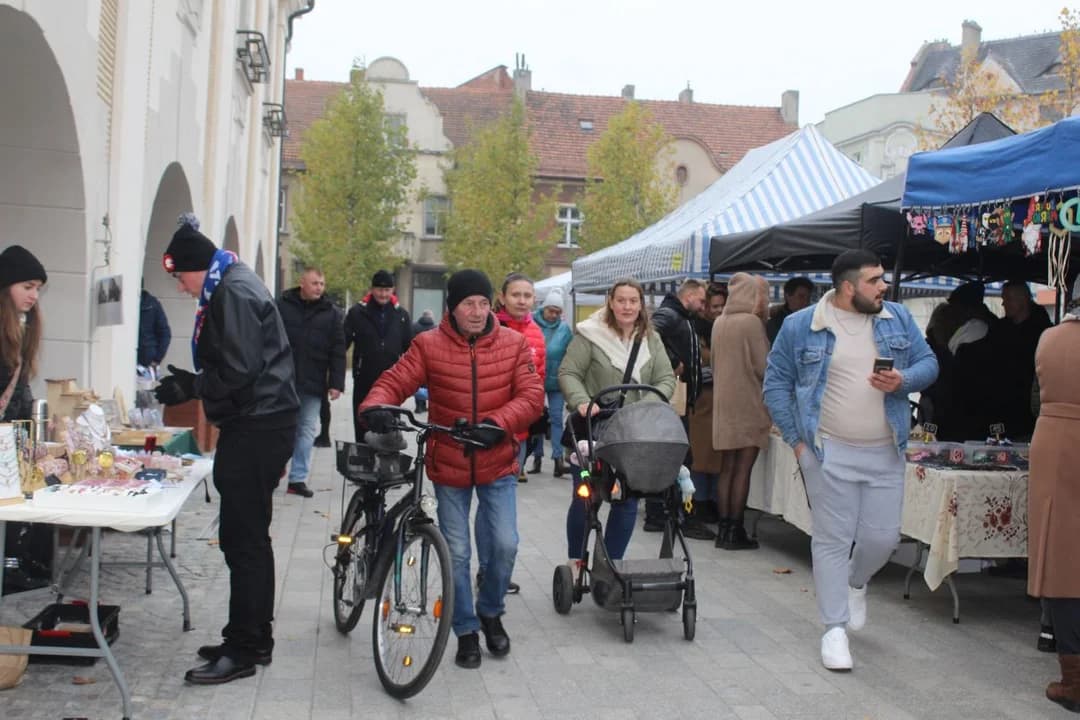 Jarmark Świętomarciński został zorganizowny w ramach Pchlich Targów odbywających się co miesiąc na parkingu przy ul. Gołębiej w Jarocinie — zdjęcie 3 z 35