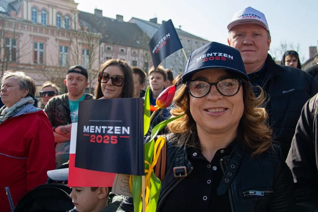 Sławomir Mentzen w Jarocinie. Kandydat na prezydenta RP spotkał się z mieszkańcami [ZDJĘCIA] — zdjęcie 3 z 90