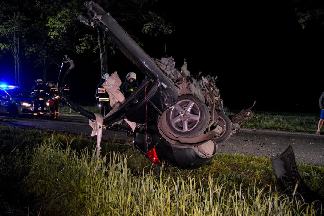 Kierowca volkswagena golfa  rozbił auto na drzewie na drodze Lubinia Mała - Dobieszczyzna — zdjęcie 6 z 18
