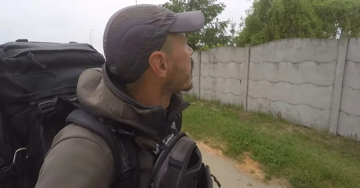 Tajemniczy wędrowiec idzie przez Polskę. Wiemy, kim jest — zdjęcie 1 z 3