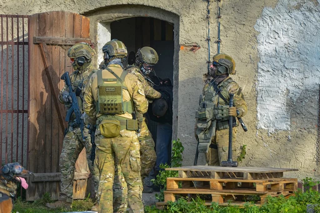 Katastrofa samolotu, uzbrojeni przestępcy i działania antyterrorystów - duże ćwiczenia policji i służb ratowniczych [ZDJĘCIA I FILM]