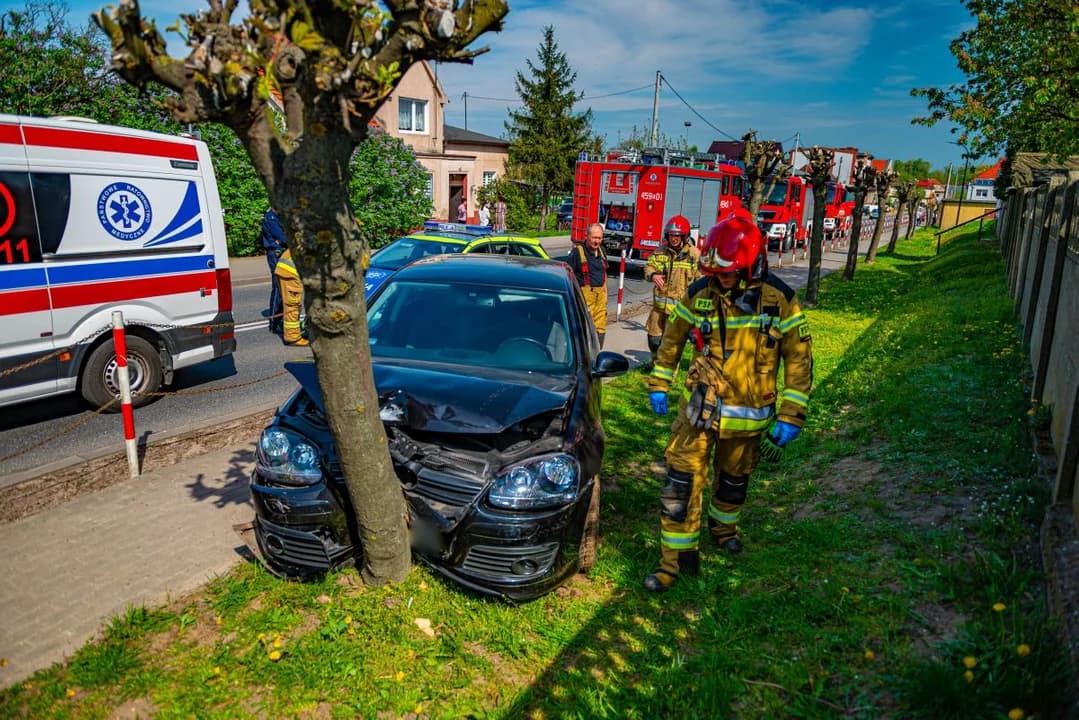 W Wielkanoc strażacy gasili... lodówkę w Witaszycach. W Poniedziałek Wielkanocny volkswagen uderzył w drzewo w Jaraczewie [ZDJĘCIA]