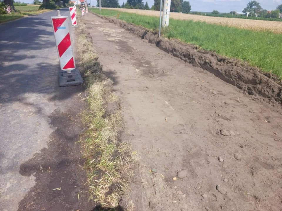 Układają nowy chodnik do cmentarza, będzie wygodniej dla mieszkańców [ZDJĘCIA] — zdjęcie 2 z 2