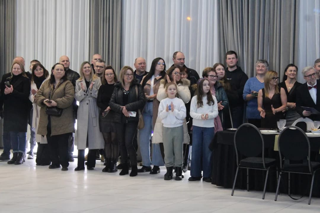 Studniówka Zespołu Szkół Przyrodniczo-Biznesowych w Tarcach. Wspaniały bal przed nowym etapem w życiu — zdjęcie 6 z 165