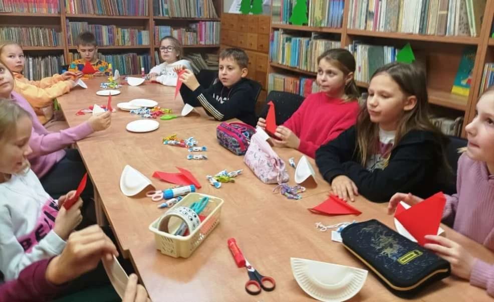 „Mikołajkowe Czytanie” w Bibliotece Publicznej Miasta i Gminy Jarocin — zdjęcie 6 z 80