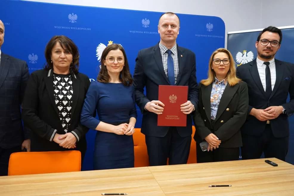 Podpisanie umowy na dofinansowanie dla powiatu jarocińskiego — zdjęcie 3 z 3