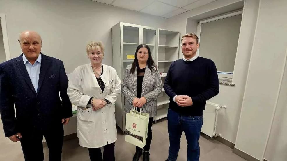 Gabinet lekarza rodzinnego w jarocińskim szpitalu (na zdjęciu od lewej: prezes szpitala Henryk Szpmczak, przełożona pielęgniarek Ewa Nadobna, starosta Lidia Czechak i lekarz Paweł Olszewski) — zdjęcie 2 z 8