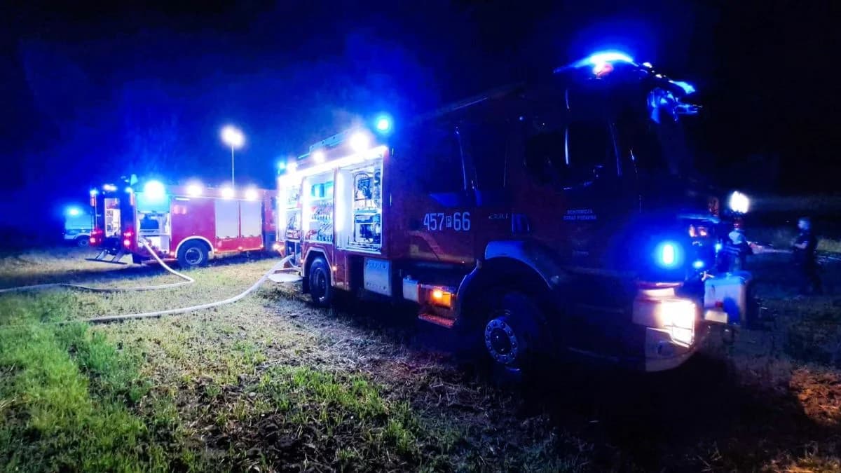 Pożar słomy na Podlesiu. Kilkudziesięciu strażaków w akcji [ZDJĘCIA] — zdjęcie 2 z 8