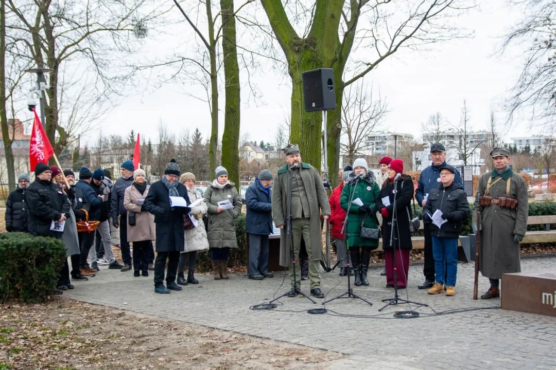 Były śpiewy, kwiaty i pamiątkowe zdjęcia. W Jarocinie i nie tylko obchodzono urodziny Druha Komendanta [ZDJĘCIA]
