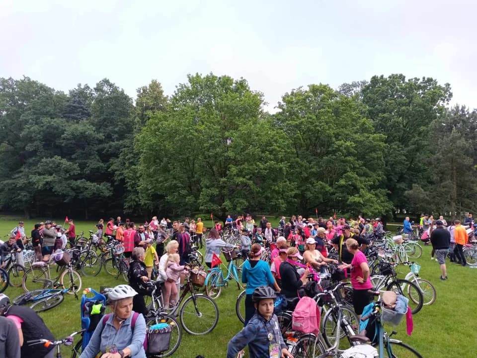 Ponad 400 rowerzystów jedzie w 9. Zakręconym Rajdzie Rowerowym [ZDJĘCIA]