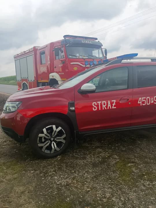 Podmyta jezdnia po nawałnicy. Strażacy zabezpieczyli niebezpieczne miejsce — zdjęcie 4 z 7