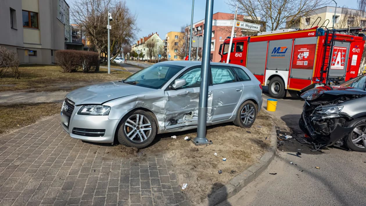 Zderzenie na skrzyżowaniu Węglowej i Kościuszki. Jedna osoba trafiła do szpitala — zdjęcie 5 z 6