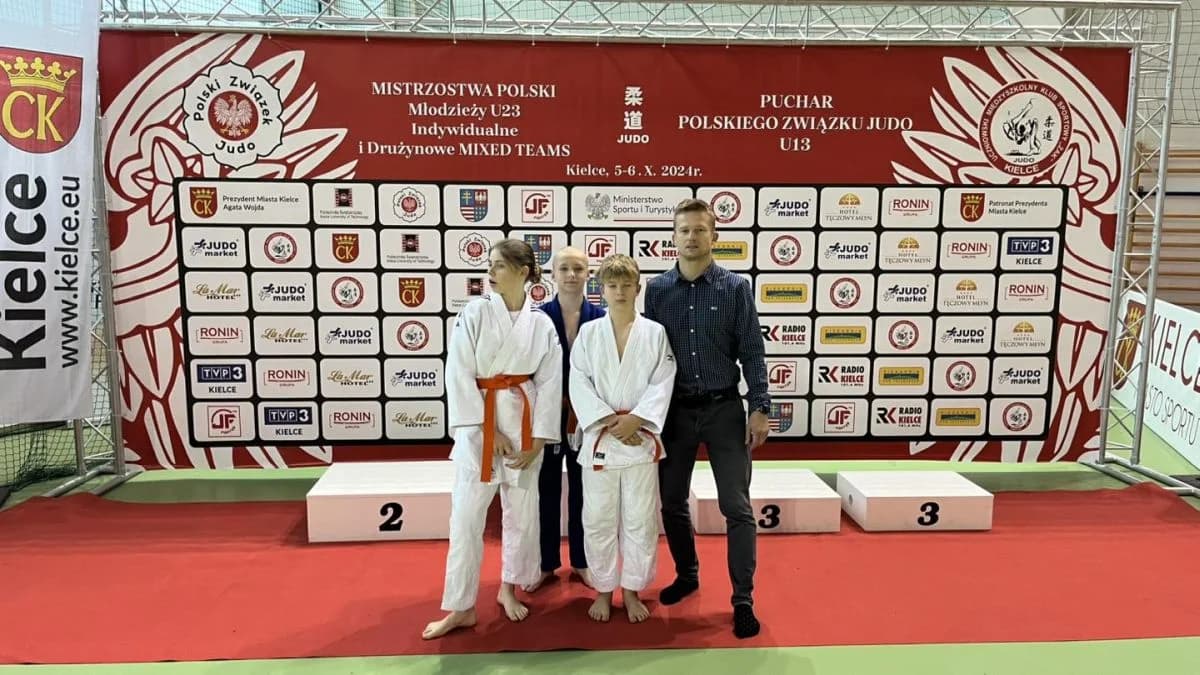 Michał Wyrwiński ze swoimi podopiecznymi na zawodach judo