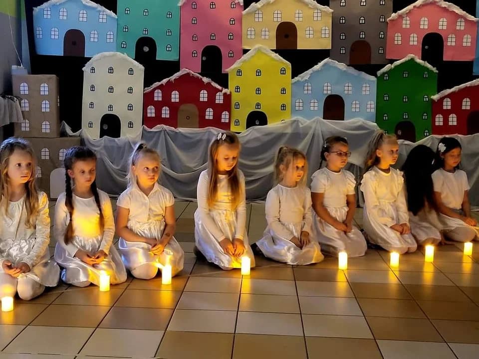 Kiermasz świąteczny ze spotkaniem opłatkowym w szkole w Woli Książęcej