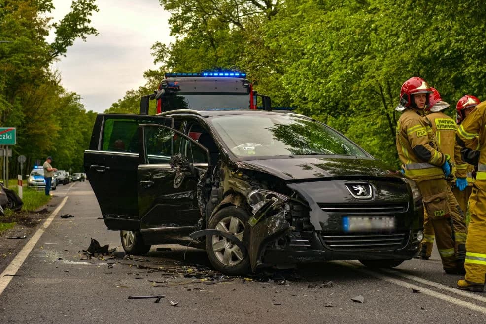 Zderzenie na DK 11 między Jarocinem a Witaszyczkami. Samochodami podróżowało pięć osób [ZDJĘCIA]