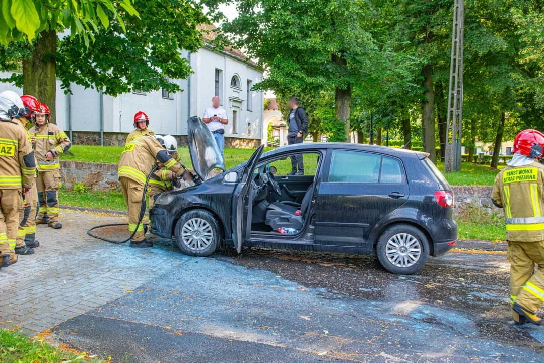 Pożar volkswagena. W aucie była kobieta z dziećmi — zdjęcie 4 z 11