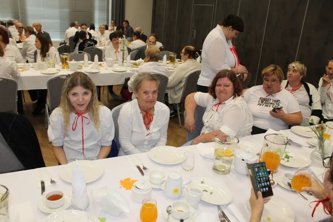 Zabawa odbywała się w sali bankietowej Jarocin Sport, która jest dostępna również dla osób niepełnosprawnych — zdjęcie 4 z 157