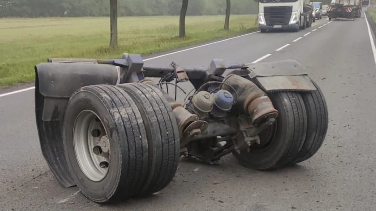 Na DK 11 od ciężarówki z ładunkiem odpadła tylna oś. Ruch wahadłowy na średzkim odcinku jedenastki