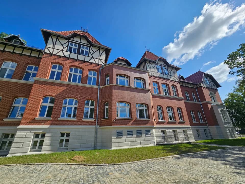 Przebudowa objęła cały budynek - od przyziemia aż po poddasze. Wzmocniono stropy, całkowicie przebudowano wnętrza i dobudowano windę obsługującą wszystkie kondygnacje.
