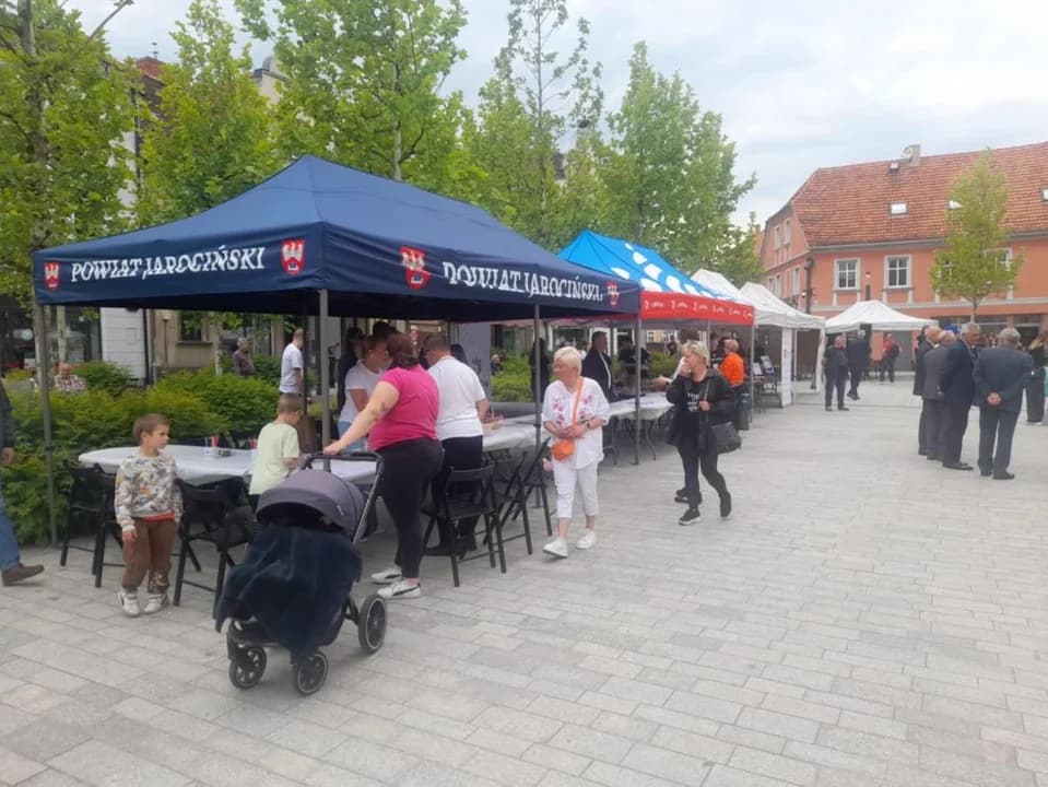 Wielkie święto na rynku - jarociński samorząd obchodzi 35. urodziny. Zobacz, kto był, a kogo zabrakło [ZDJĘCIA]