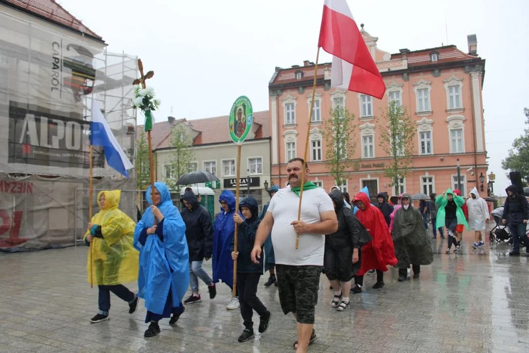 Pielgrzymi z Jarocina wyruszyli na Jasną Górę w strugach deszczu [ZDJĘCIA]