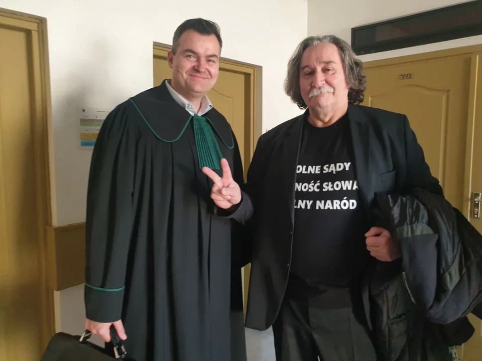 Jest apelacja w sprawie Janusza Ziętkiewicza z Jarocina. Był sądzony za wulgarne hasło na koszulce i samochodzie — zdjęcie 3 z 8