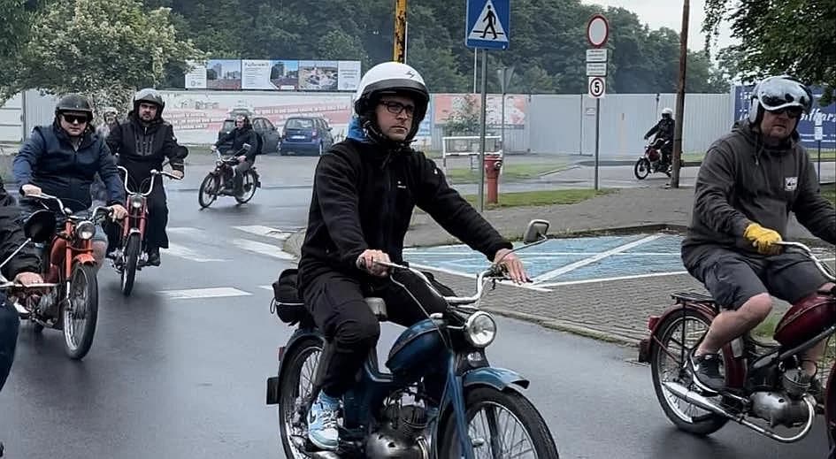 Komarami jeżdżą przez Polskę. Tym razem ich celem jest Szczecin. Dzisiaj ruszyli z Jarocina [ZDJĘCIA]