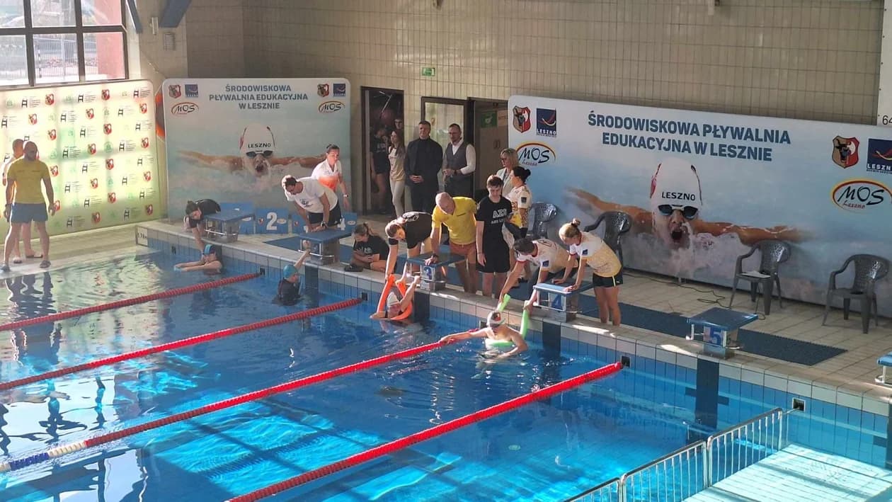 Uczniowie Zespołu Szkół Specjalnych na Mitingu Pływackim w Lesznie